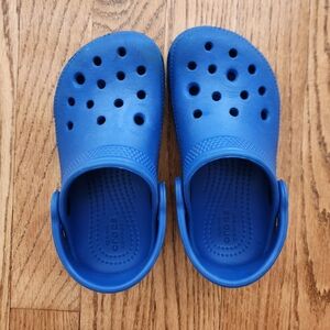Crocs TODDLER CLASSIC CLOG - blue bolt- C10
